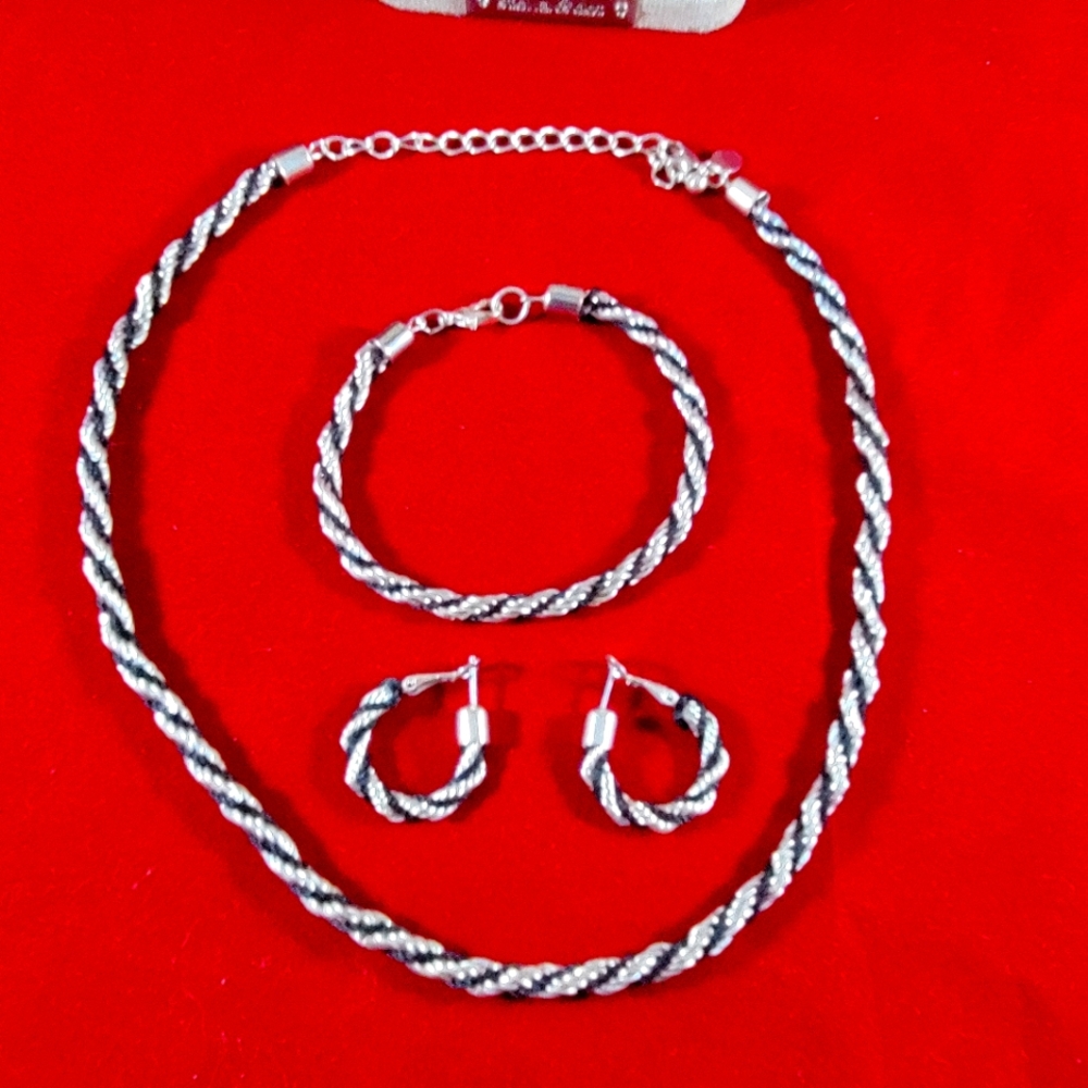 VINTAGE JEWLVERY SET BY K.R.